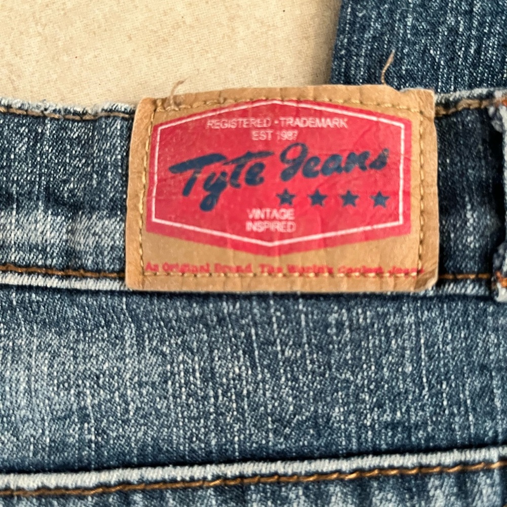 Low rise flare jeans with a flattering fit and cute back pockets ✨ - Picture 7 of 7